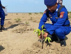 Peringatan HUT ke-73, Satuan Polairud Polres Merauke Gelar Aksi Bersih Pantai dan Penanaman Pohon
