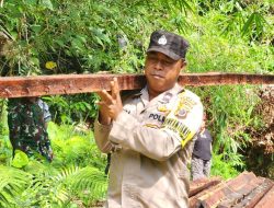 Program Peduli Kamtibmas, Aipda Rusli Bantu Masyarakat Mengangkat Kayu untuk Pembangunan Gereja di Nunsembai