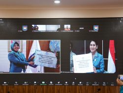 Ketua Umum TP PKK Serahkan Bantuan Pemerintah Berupa 22 Mesin Jahit kepada TP PKK Kabupaten Mappi