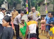 Sambut Nataru Polsek Bungku Utara Berbagi kepada Anak Suku Wana di Morowali Utara
