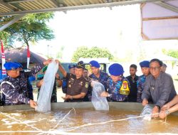 Peringati HUT ke-73 Polairud Polri, Kapolda Sulteng Tabur Benih Ikan dan Panen Buah Melon