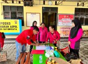 Kapolres Jayawijaya Terima Bantuan dari Mitra Polri dan Paguyuban untuk Korban Kebakaran