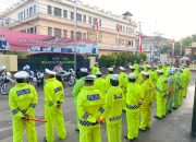 Siap Bertugas, Sat Lantas Polres Gowa Apel Pakai Jas Hujan