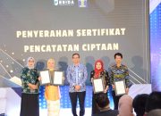 Kakanwil Kemenkumham Sulteng Serahkan Empat Sertifikat Hak Cipta Kepada Pemprov Sulteng