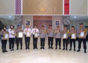 Kapolda Sulsel Beri Penghargaan Personil Polda Sulsel yang Berprestasi Dalam Tugas dan Giat Kepolisian