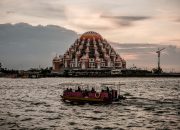 Wisata Religi Sambil Mengagumi Keindahan Arsitektur Masjid di Indonesia
