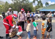 Kasih Natal, Polisi Santa Berbagi 1000 Bingkisan Kepada Anak – Anak Lanny Jaya