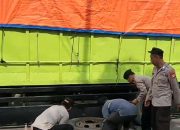 Respon Cepat, Kapolsek Bersama Personel Polsek Pattallassang Bantu Supir Truk Yang Alami Pecah Ban
