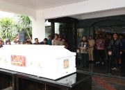 Sampaikan Duka Cita, Sekjen Kemendagri Lepas Jenazah Kepala Biro Keuangan dan Aset