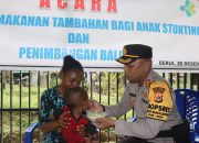 Kapolres Kepulauan Yapen Bagikan Makanan Tambahan, Dukung Program Penanganan Stunting