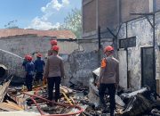 Tim SAR Ditsamapta Polda Sulteng Bantu Warga Padamkan Kebakaran