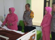 Wujud Peduli, Kapolsek Bersama Waka Polsek Bontonompo Jenguk Istri Anggotanya yang Sakit