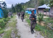 Ciptakan Kamtimbas Kondusif, Patroli Rutin digelar Ops Damai Cartenz di Oksibil, Papua Pegunungan