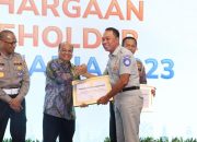 Plh. Dirjen Bina Keuda Maurits Terima Penghargaan dari Jasa Raharja