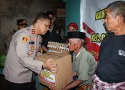 Kapolres Gowa Turun Langsung Beri Bantuan ke Warga yang Terdampak Banjir