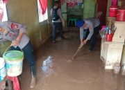 Pasca Banjir, Polres Touna Terjunkan Personel Bantu Warga Bersihkan Lumpur