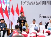 Mendikbudristek Dampingi Presiden Serahkan Bantuan Program Indonesia Pintar Tahun 2024