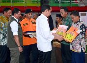 Kepala BNPB Dampingi Presiden RI Serahkan Bantuan Stimulan Bagi Petani Gagal Panen Terdampak Bencana Banjir
