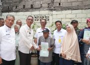 Pj Gubernur Heru Serahkan 16 Sertipikat PTSL secara Door to Door ke Warga Mampang Prapatan