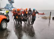 Bakamla RI Evakuasi Korban Kapal Terbalik di Muara Kalibaru, Jakarta Utara