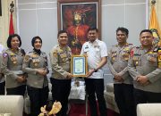 Kapolres Bersama PJU Berikan Piagam Penghargaan Kepada Bupati Gowa