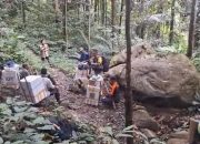 Pemilu 2024, Empat Anggota Polres Banggai Jalan Kaki Tiga Hari Kawal Logistik ke Pelosok Pagimana