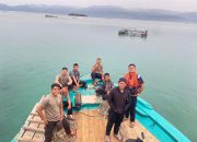 Personel Polres Morowali Kawal Logistik Pemilu 24 Jam Perjalanan Diatas Kapal