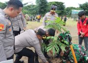 Hadiri Reboisasi Massal bersama Pangkostrad, ini yang Dilakukan Wakapolres Gowa