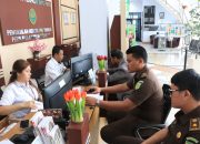 Tim Penuntut Umum Kejari Lakukan Pelimpahan Perkara Tipikor Perjalanan Dinas Pada Sekretariat Kabupaten Tanimbar