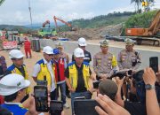 Menteri Basuki Tinjau Penanganan Darurat Longsor Tol Bocimi, Target Dibuka Fungsional H+1 Lebaran 2024