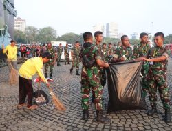 Pesta Rakyat HUT ke-79 TNI Usai, TNI dan Masyarakat Kompak Bersih-Bersih Monas