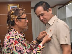 Terima Pin PATRI, Menteri Transmigrasi Ajak Keluarga Besar Transmigran Sukseskan Program-program Kementerian