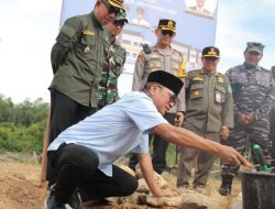 Mendes Yandri Letakkan Batu Pertama Pembangunan SMK Agribisnis Desa Tepian Langsat Kaltim
