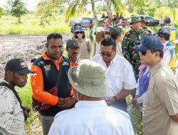 Kunjungi Kawasan Transmigrasi Salor di Merauke, Menteri Transmigrasi Sampaikan Pesan Presiden Untuk Bangun Papua