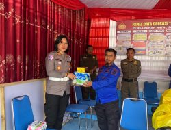 Saat Kunjungi Pos Pam Ops Lilin 2024, Kasat Lantas Polres Wajo Bagi Vitamin dan Minuman ke Petugas