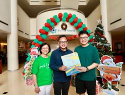Kado Natal Istimewa: Wamendagri Bima Serahkan Dokumen Kependudukan untuk Bayi Lahir 25 Desember