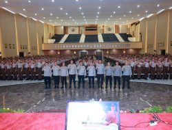 Kadivhumas Berikan Pin Brivet Kepada 10 Taruna Akpol dengan Nilai Sertifikasi Kehumasan Terbaik