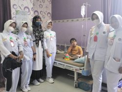 Siswi PKL Institut Ilmu Kesehatan Plamonia Makassar Gelar Terapi Mainan untuk Pasien Anak di RS Khadijah 1 Makassar