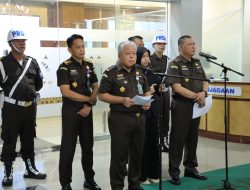 Penyidik pada JAM PIDSUS Tetapkan dan Tahan 7 Tersangka Perkara Tata Kelola Minyak Mentah di PT Pertamina