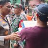 Polri-TNI Bagikan Makanan ke Warga Terdampak Banjir di Sawangan, Depok