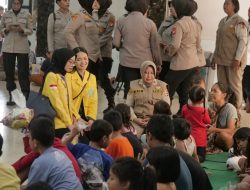 Polri Bersama Mahasiswa Beri Trauma Healing ke Korban Banjir Ciliwung