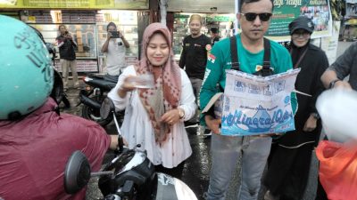 Hari ke-9 Ramadan, Forum Makassar Info Bagikan 250 Nasi Dos di Jalan Sunu