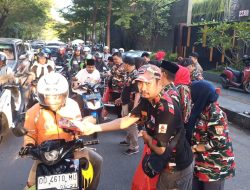 Mada LMP Sulsel Bagikan Ratusan Takjil kepada Para Pengguna Jalan