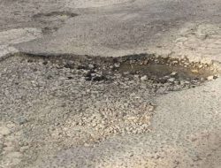 Pengguna Jalan Keluhkan Jalanan Rusak Antar Desa Pacubbe dengan Desa Watu