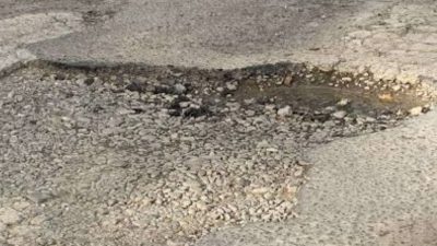 Pengguna Jalan Keluhkan Jalanan Rusak Antar Desa Pacubbe dengan Desa Watu