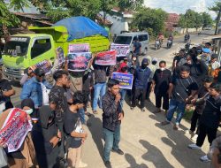Desakan Pencopotan Kepala Lingkungan Kampung Parang Memuncak, Warga Geruduk Kantor Lurah Lembang Parang