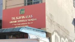 Toko Sepatu dan Sandal Surya Mas Diduga Gunakan Fasilitas Umum untuk Bangunan Usaha