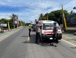 Polres Madina bagikan bendera merah putih ke pengguna jalan dalam rangka menyambut HUT RI ke 80