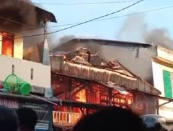 Breaking News: Tawuran Antar Warga Layang dan Lembo, Rumah Terbakar