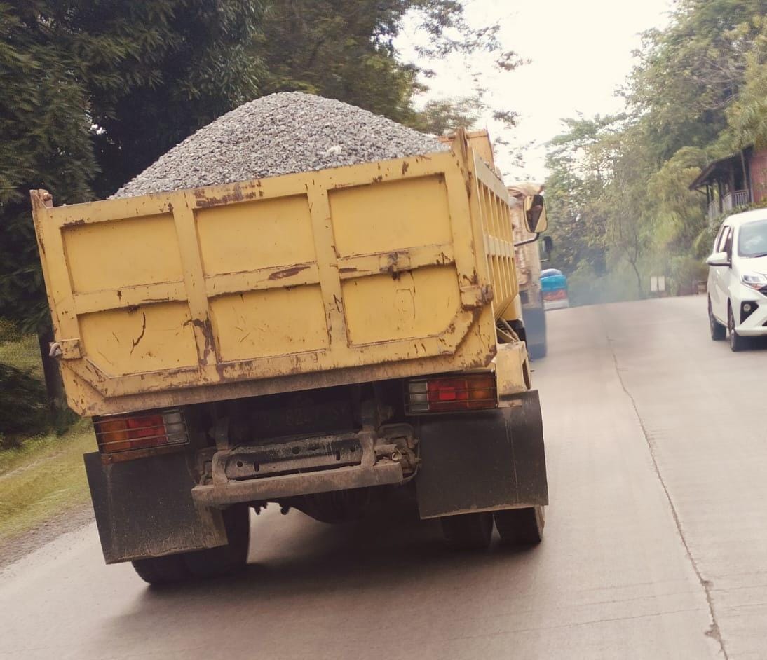 Truk Tambang di Jalan Poros Malino Gowa Ancam Keselamatan Pengguna Jalan
